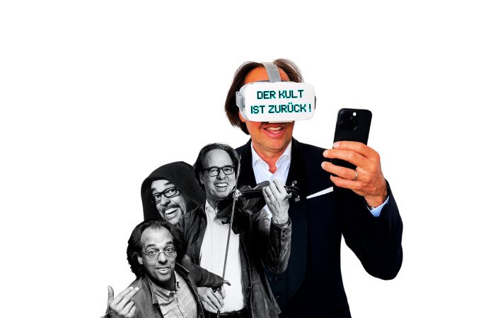 Ein Mann trägt eine VR-Brille mit der Aufschrift 'Der Kult ist zurück!' und hält ein Smartphone. Um ihn herum sind schwarz-weiße Bilder seiner selbst., © Stadt Murrhardt