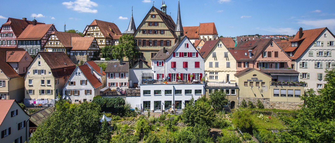 Panorama der Altstadt von Bietigheim mit malerischen Fachwerkhäusern und einem Hotel im Vordergrund. Im Hintergrund sind Kirchtürme zu sehen., © SMG, Achim Mende Panorama der Altstadt von Bietigheim mit malerischen Fachwerkhäusern und einem Hotel im Vordergrund. Im Hintergrund sind Kirchtürme zu sehen., © SMG, Achim Mende