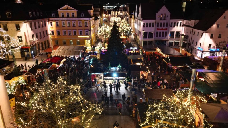 Der Weihnachtsmarkt in G&ouml;ppingen erstrahlt in festlichem Glanz. Zahlreiche St&auml;nde und ein gro&szlig;er Weihnachtsbaum ziehen Besucher an.
