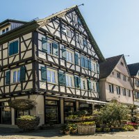 Fachwerkhäuser in der Altstadt von Kirchheim unter Teck, sonniger Tag, Geschäfte und Blumen auf der Straße., © SMG Stuttgart Marketing GmbH - Sarah Schmid Fachwerkhäuser in der Altstadt von Kirchheim unter Teck, sonniger Tag, Geschäfte und Blumen auf der Straße., © SMG Stuttgart Marketing GmbH - Sarah Schmid