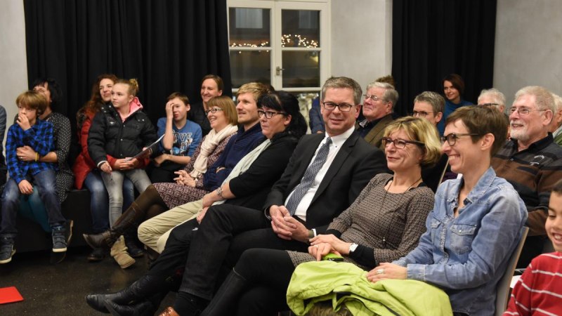 Menschen sitzen in einem Raum und lachen, während sie in eine Richtung schauen. Es herrscht eine fröhliche Atmosphäre., © Ludwigsburg Museum Menschen sitzen in einem Raum und lachen, während sie in eine Richtung schauen. Es herrscht eine fröhliche Atmosphäre., © Ludwigsburg Museum