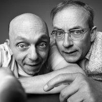 Zwei M&auml;nner blicken humorvoll in die Kamera. Einer zeigt mit dem Finger, der andere tr&auml;gt eine Brille. Schwarz-Wei&szlig;-Fotografie., &copy; Stadt Murrhardt