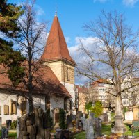 Der Uff-Kirchhof mit Kirche, Grabsteinen und Bäumen unter blauem Himmel; im Hintergrund stehen Wohnhäuser., © Peter Jagusch/Landeshauptstadt Stuttgart Der Uff-Kirchhof mit Kirche, Grabsteinen und Bäumen unter blauem Himmel; im Hintergrund stehen Wohnhäuser., © Peter Jagusch/Landeshauptstadt Stuttgart