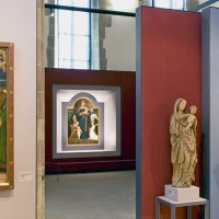 Innenansicht der Johanniterkirche Schwäbisch Hall mit Gemälden und Skulpturen auf roten und blauen Wänden ausgestellt., © Andi Schmid Innenansicht der Johanniterkirche Schwäbisch Hall mit Gemälden und Skulpturen auf roten und blauen Wänden ausgestellt., © Andi Schmid