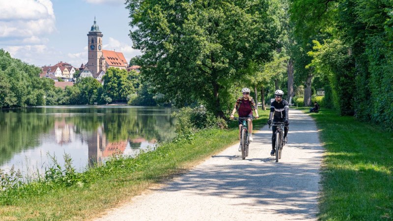 Neckartal-Radweg Radfahrer bei N&uuml;rtingen Stadtpanorama, &copy; Maximilian Semsch_Gesch&auml;ftsstelle Neckartal-Radweg