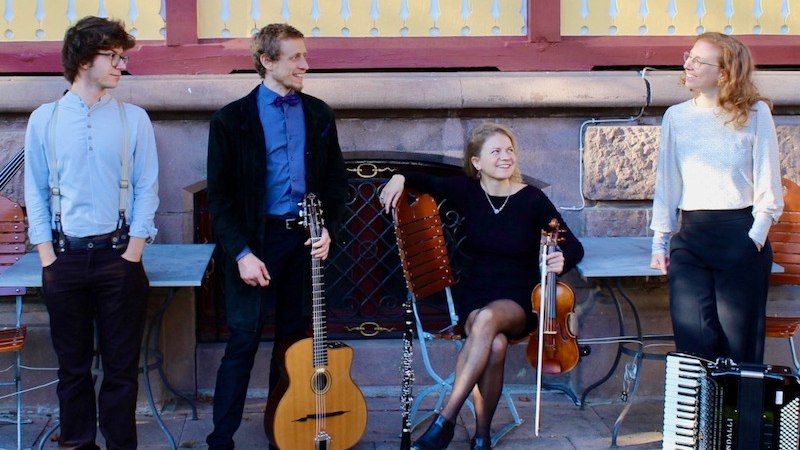 Vier Musiker mit Gitarre, Geige, Klarinette und Akkordeon posieren lächelnd vor einer Steinmauer. Sie tragen elegante Kleidung., © Kultur- und Sportamt Stadt Bietigheim-Bissingen Vier Musiker mit Gitarre, Geige, Klarinette und Akkordeon posieren lächelnd vor einer Steinmauer. Sie tragen elegante Kleidung., © Kultur- und Sportamt Stadt Bietigheim-Bissingen