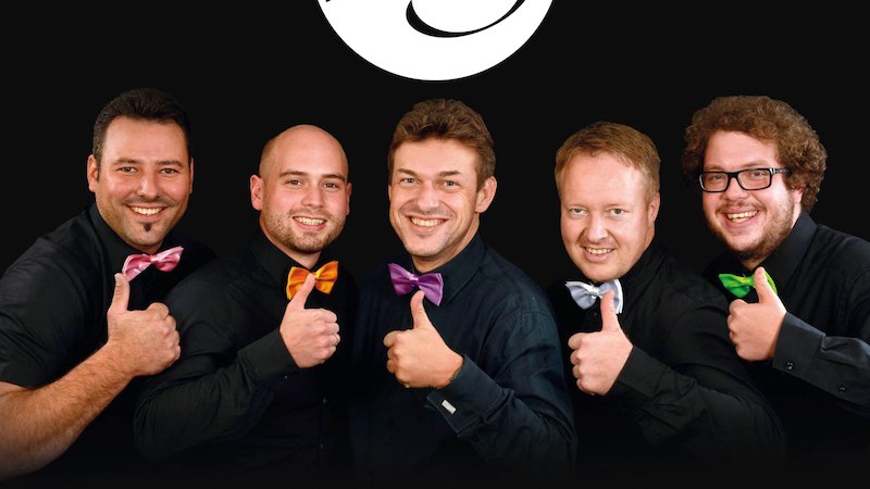 F&uuml;nf M&auml;nner in schwarzen Hemden und bunten Fliegen posieren l&auml;chelnd mit Daumen hoch vor einem schwarzen Hintergrund mit dem Logo 'JOINT Five'., &copy; Stadtverwaltung Remseck am Neckar