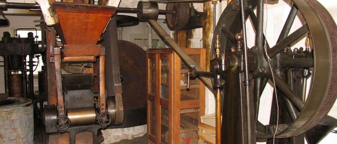 Historische Ölmühle mit alten Maschinen, Holzstrukturen und einem großen Schwungrad. Die Einrichtung wirkt rustikal und industriell., © Stadt Marbach Historische Ölmühle mit alten Maschinen, Holzstrukturen und einem großen Schwungrad. Die Einrichtung wirkt rustikal und industriell., © Stadt Marbach