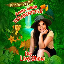Frau mit Hut lächelt in einem Dschungel mit Tieren. Titel: Annis wilde Tierabenteuer - Die Live Show. Bunte, lebendige Darstellung., © links im Bild Frau mit Hut lächelt in einem Dschungel mit Tieren. Titel: Annis wilde Tierabenteuer - Die Live Show. Bunte, lebendige Darstellung., © links im Bild
