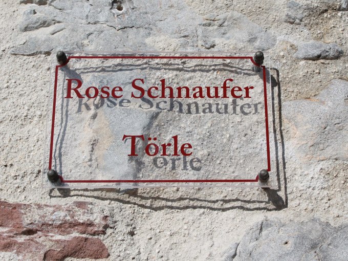 Ein Schild mit der Aufschrift 'Rose Schnaufer T&ouml;rle' ist an einer alten Steinwand befestigt., &copy; Stadtverwaltung Weil der Stadt