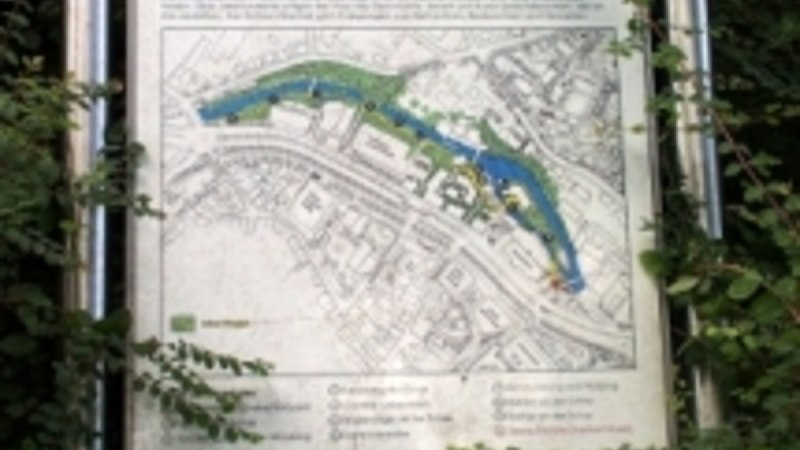 Karte des Echaz-Uferpfads mit umliegenden Straßen und Wegen, umgeben von Pflanzen. Der Lehrpfad verläuft entlang des Echazufers., © Mythos Schwäbische Alb im Landkreis Reutlingen e.V. Karte des Echaz-Uferpfads mit umliegenden Straßen und Wegen, umgeben von Pflanzen. Der Lehrpfad verläuft entlang des Echazufers., © Mythos Schwäbische Alb im Landkreis Reutlingen e.V.