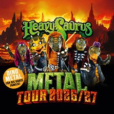Die Band Heavysaurus in Dinosaurier-Kostümen vor einem feurigen Hintergrund. Text: Metal Tour 2026/27. DINO METAL für die ganze Familie., © links im Bild Die Band Heavysaurus in Dinosaurier-Kostümen vor einem feurigen Hintergrund. Text: Metal Tour 2026/27. DINO METAL für die ganze Familie., © links im Bild