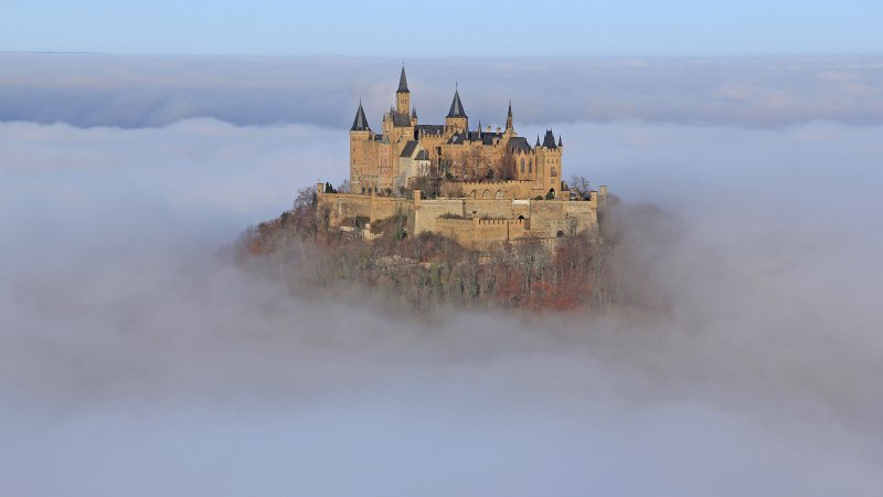 Die Burg Hohenzollern ragt majest&auml;tisch &uuml;ber den Wolken hervor, umgeben von dichtem Nebel, der die Umgebung verdeckt., &copy; Armin Dieter