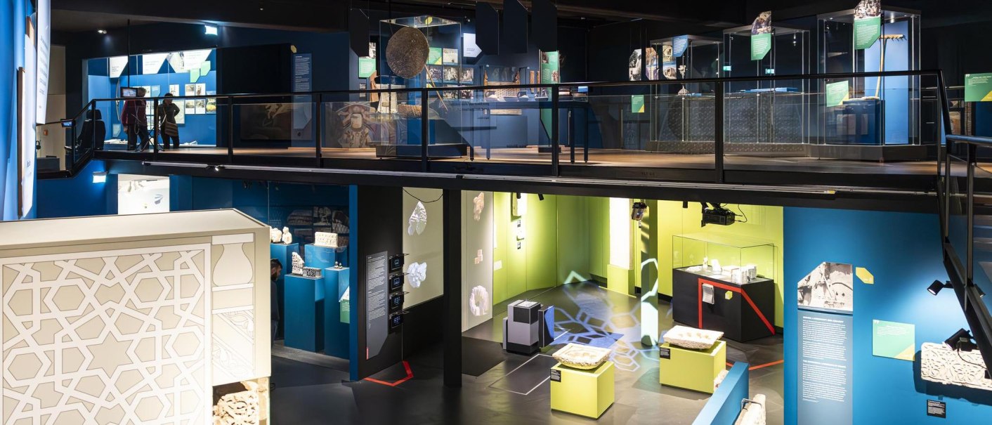 Innenansicht des Linden-Museums Stuttgart mit modernen Ausstellungsstücken, bunten Wänden und Besuchern auf einer Galerieebene., © Stuttgart-Marketing GmbH, Sarah Schmid Innenansicht des Linden-Museums Stuttgart mit modernen Ausstellungsstücken, bunten Wänden und Besuchern auf einer Galerieebene., © Stuttgart-Marketing GmbH, Sarah Schmid