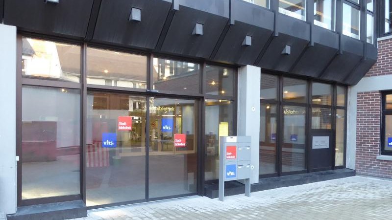 Eingang Stadtbibliothek &bdquo;Im H&ouml;fle&ldquo;, Pestalozzistr. 4, &copy; AK Kernstadt