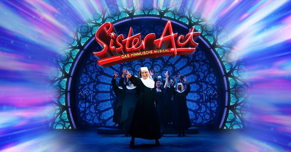 Nonnen tanzen auf der B&uuml;hne des Musicals 'Sister Act' vor einem farbenfrohen, leuchtenden Hintergrund. Der Schriftzug 'Sister Act - Das himmlische Musical' ist prominent zu sehen., &copy; links im Bild