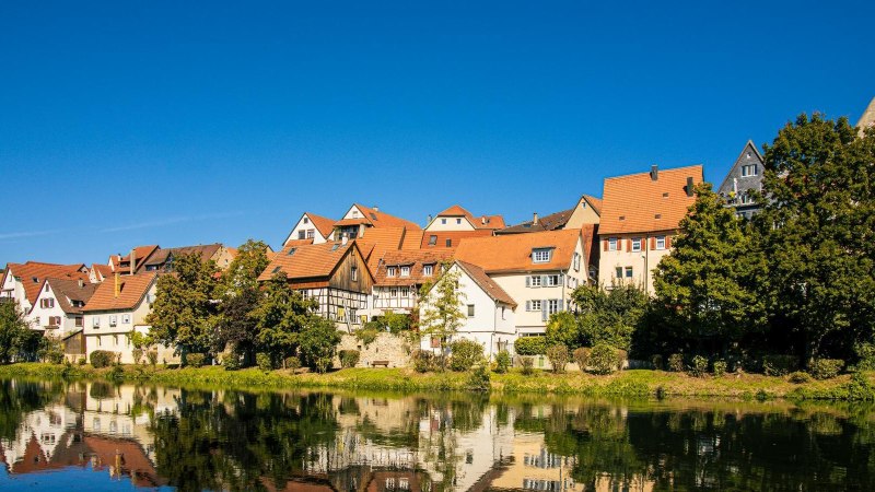 Besigheim: Malerische Fachwerkh&auml;user spiegeln sich im ruhigen Fluss unter klarem, blauem Himmel wider., &copy; Stuttgart-Marketing GmbH, Sarah Schmid