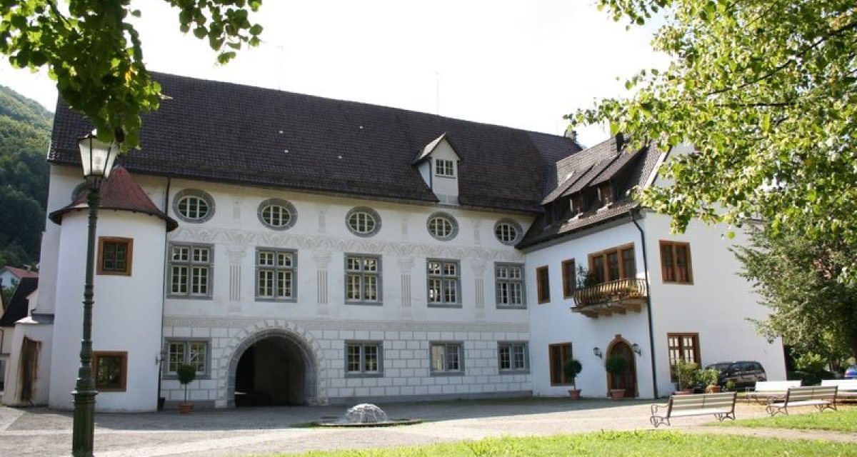 Das Residenzschloss Wiesensteig mit weißer Fassade, Rundbogenfenstern und einem Torbogen, umgeben von Bäumen und einer Grünfläche., © Stadt Wiesensteig Das Residenzschloss Wiesensteig mit weißer Fassade, Rundbogenfenstern und einem Torbogen, umgeben von Bäumen und einer Grünfläche., © Stadt Wiesensteig