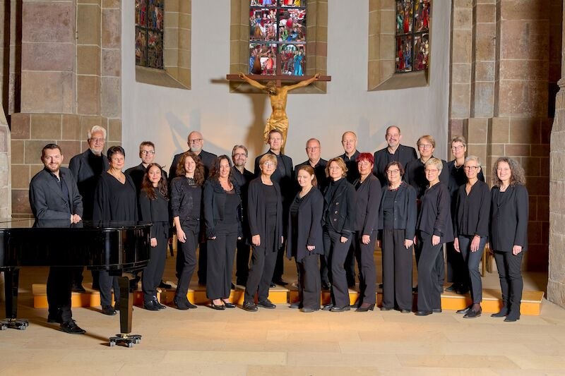 Gruppe in schwarzer Kleidung steht in einer Kirche vor einem Kruzifix. Im Hintergrund sind bunte Kirchenfenster zu sehen., © Stadt Sindelfingen