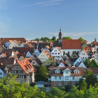 Panorama der Altstadt von Marbach am Neckar mit vielen Fachwerkhäusern und Kirchtürmen unter blauem Himmel., © Dieter Sukowski Panorama der Altstadt von Marbach am Neckar mit vielen Fachwerkhäusern und Kirchtürmen unter blauem Himmel., © Dieter Sukowski