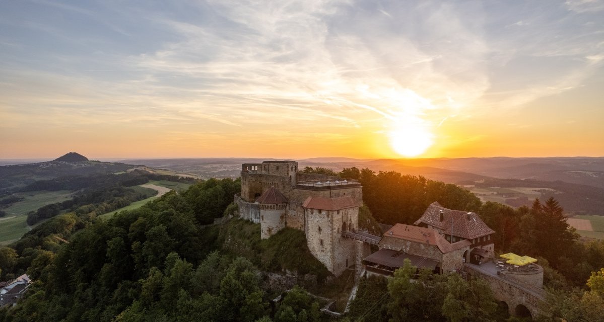 Die Burgruine Hohenrechberg thront auf einem H&uuml;gel, umgeben von W&auml;ldern, im Licht eines dramatischen Sonnenuntergangs., &copy; Foto Thomas Zehnder