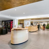 Moderne Vinothek mit eleganter Einrichtung, Weinregalen und einer zentralen Theke. Ein Weihnachtsbaum steht im Hintergrund., © Weinmanufaktur Stuttgart Moderne Vinothek mit eleganter Einrichtung, Weinregalen und einer zentralen Theke. Ein Weihnachtsbaum steht im Hintergrund., © Weinmanufaktur Stuttgart