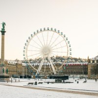 Winterlicher Schlossplatz in Stuttgart mit schneebedecktem Boden, einer hohen Säule und einem großen Riesenrad vor einem Schloss, im Hintergrund., © Stuttgart-Marketing GmbH, Sarah Schmid Winterlicher Schlossplatz in Stuttgart mit schneebedecktem Boden, einer hohen Säule und einem großen Riesenrad vor einem Schloss, im Hintergrund., © Stuttgart-Marketing GmbH, Sarah Schmid
