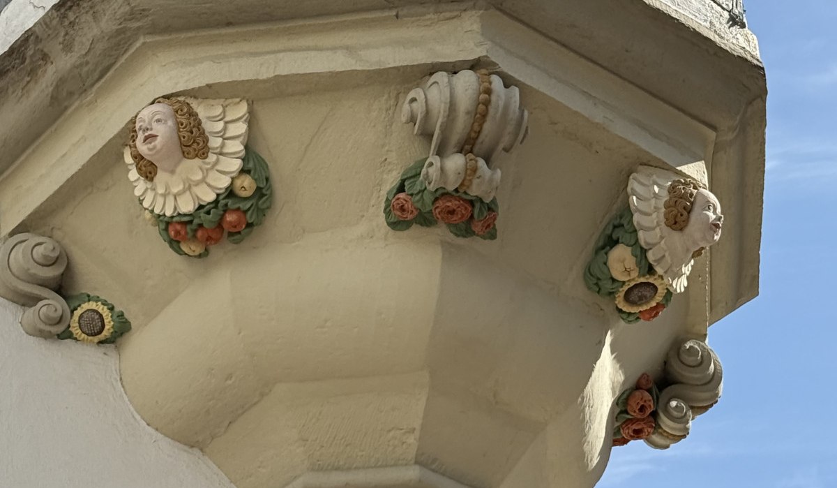 Detailaufnahme von Neidköpfen an einem Fachwerkgebäude. Die kunstvoll gestalteten Köpfe sind bunt bemalt und zeigen verschiedene Gesichtsausdrücke. Detailaufnahme von Neidköpfen an einem Fachwerkgebäude. Die kunstvoll gestalteten Köpfe sind bunt bemalt und zeigen verschiedene Gesichtsausdrücke.