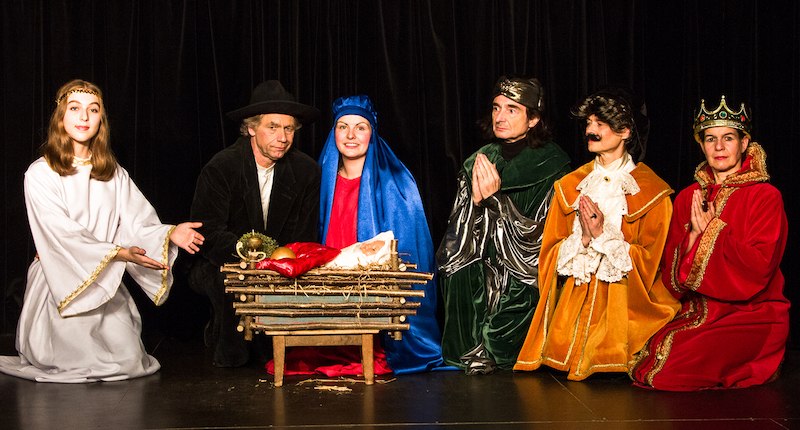 Schauspieler in Kostümen stellen die Weihnachtsgeschichte dar. Sie sind als Engel, Hirte, Maria, Josef und die Heiligen Drei Könige verkleidet., © Galli Theater Backnang Schauspieler in Kostümen stellen die Weihnachtsgeschichte dar. Sie sind als Engel, Hirte, Maria, Josef und die Heiligen Drei Könige verkleidet., © Galli Theater Backnang