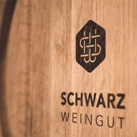 Holzfass mit dem Logo und Schriftzug 'Schwarz Weingut', Nahaufnahme., © Weingut Schwarz