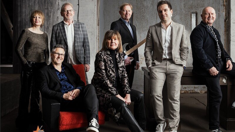 Eine Gruppe von sieben Personen posiert in einem industriellen Raum. Sie tragen elegante Kleidung und wirken entspannt und selbstbewusst., &copy; Mauerwerk GmbH