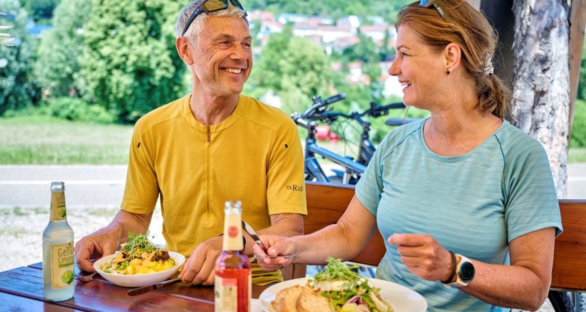Radfahrer im Biergarten am Kocher, © Touristikgemeinschaft Hohenlohe e.V. | Florian Trykowski Radfahrer im Biergarten am Kocher, © Touristikgemeinschaft Hohenlohe e.V. | Florian Trykowski