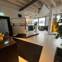 Moderner Empfangsbereich mit Tresen, St&uuml;hlen und Pflanzen. Helle Beleuchtung und Dekorationen schaffen eine einladende Atmosph&auml;re., &copy; pause & play Stuttgart