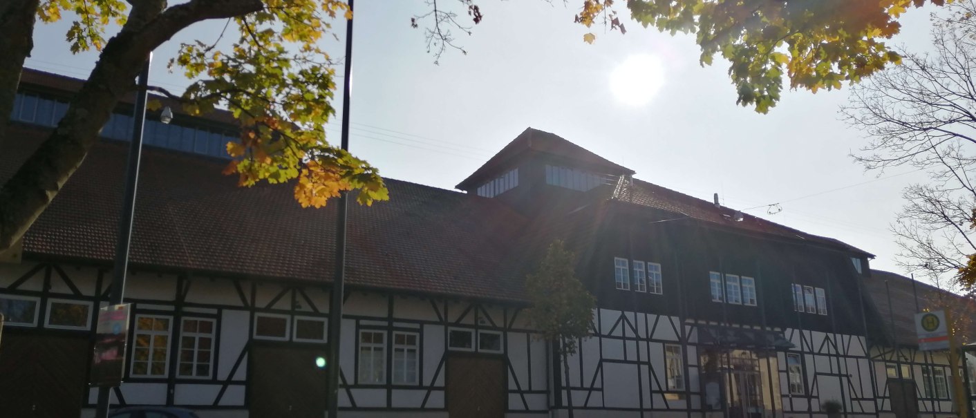 Fachwerkgebäude Alte Kelter in Fellbach, umgeben von herbstlichen Bäumen und Laub auf dem Boden. Die Sonne scheint durch die Äste., © Stadt Fellbach, Larissa Philipp Fachwerkgebäude Alte Kelter in Fellbach, umgeben von herbstlichen Bäumen und Laub auf dem Boden. Die Sonne scheint durch die Äste., © Stadt Fellbach, Larissa Philipp