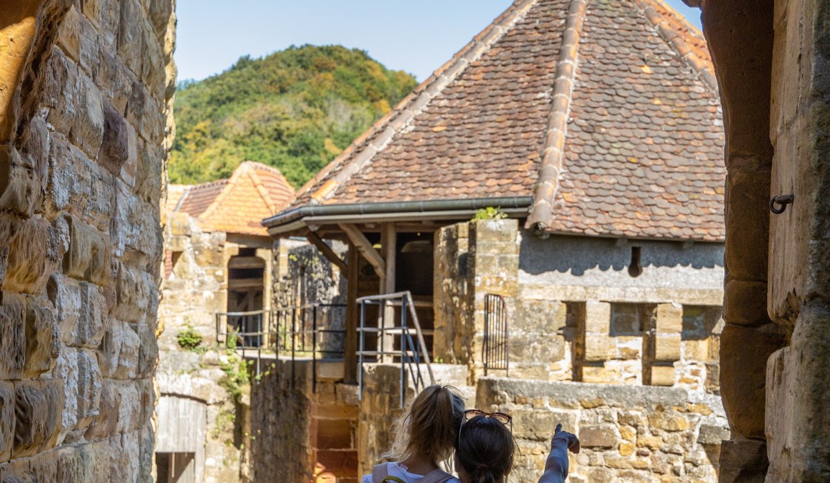 Eine Frau und ein Kind mit Rucksäcken betrachten die Burgruine Hohenrechberg durch einen Torbogen. Im Hintergrund sind alte Mauern und ein Dach zu sehen., © Foto Thomas Zehnder Eine Frau und ein Kind mit Rucksäcken betrachten die Burgruine Hohenrechberg durch einen Torbogen. Im Hintergrund sind alte Mauern und ein Dach zu sehen., © Foto Thomas Zehnder