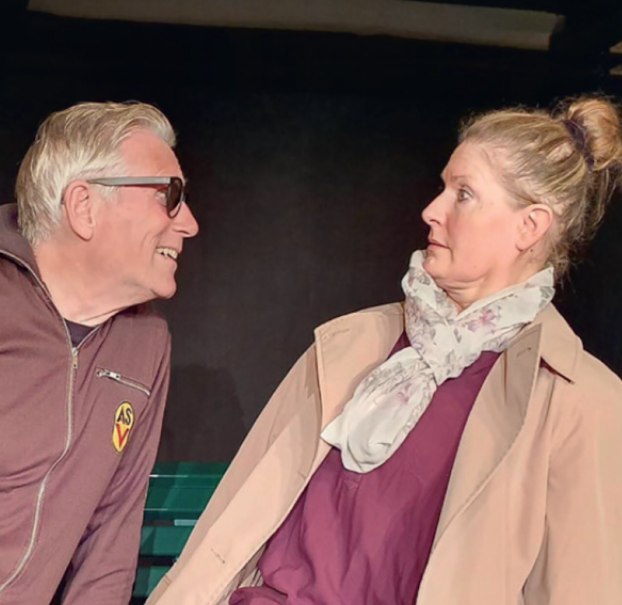 Ein Mann mit Sonnenbrille lächelt eine Frau an, die überrascht wirkt. Beide stehen auf einer Bühne, die Frau trägt einen Schal., © Theaterwerkstatt Schwäbisch Gmünd e.V. Ein Mann mit Sonnenbrille lächelt eine Frau an, die überrascht wirkt. Beide stehen auf einer Bühne, die Frau trägt einen Schal., © Theaterwerkstatt Schwäbisch Gmünd e.V.