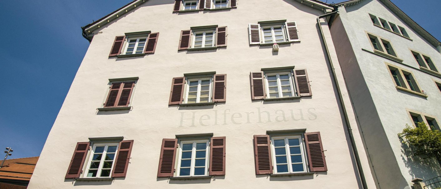 Fassade des Helferhauses in Backnang mit mehreren Fenstern und braunen Fensterläden unter blauem Himmel., © Stuttgart-Marketing GmbH, Sarah Schmid Fassade des Helferhauses in Backnang mit mehreren Fenstern und braunen Fensterläden unter blauem Himmel., © Stuttgart-Marketing GmbH, Sarah Schmid
