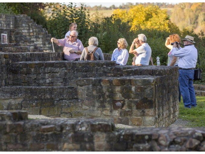 Eine Gruppe von Menschen besichtigt die Ruinen eines r&ouml;mischen Gutshofs bei sonnigem Wetter., &copy; Stadt N&uuml;rtingen