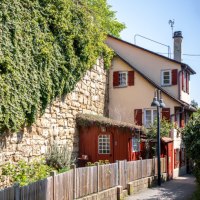 Ein idyllischer Weg in Schw&auml;bisch Gm&uuml;nd mit einem charmanten Haus, roten Fensterl&auml;den und einer efeubewachsenen Steinmauer., &copy; Touristik und Marketing GmbH