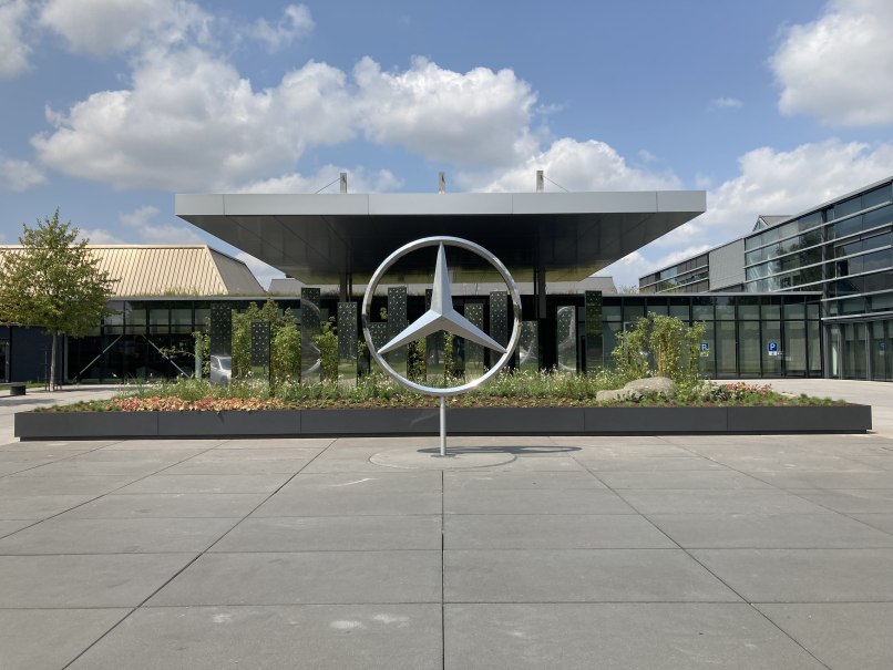 Eingang des Mercedes-Benz Kundencenters in Sindelfingen mit großem Mercedes-Logo und moderner Architektur im Hintergrund., © Mercedes-Benz AG