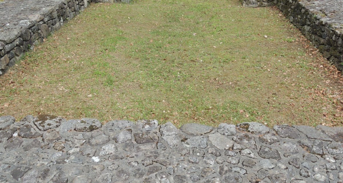 Steinmauern einer Klosterruine in Horrheim, umgeben von grünen Bäumen und Gras im Innenhof., © Land der 1000 Hügel - Kraichgau-Stromberg Steinmauern einer Klosterruine in Horrheim, umgeben von grünen Bäumen und Gras im Innenhof., © Land der 1000 Hügel - Kraichgau-Stromberg