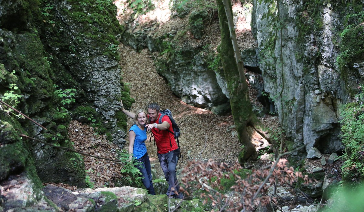 Wanderer erkunden die Wolfsschlucht, © Bad Urach Tourismus