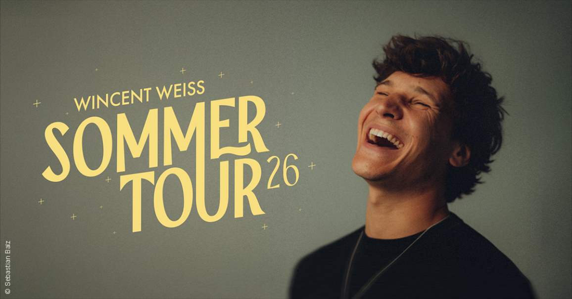Ein lachender Mann vor einem grauen Hintergrund, daneben der Text 'Wincent Weiss Sommertour 2026'., &copy; links im Bild