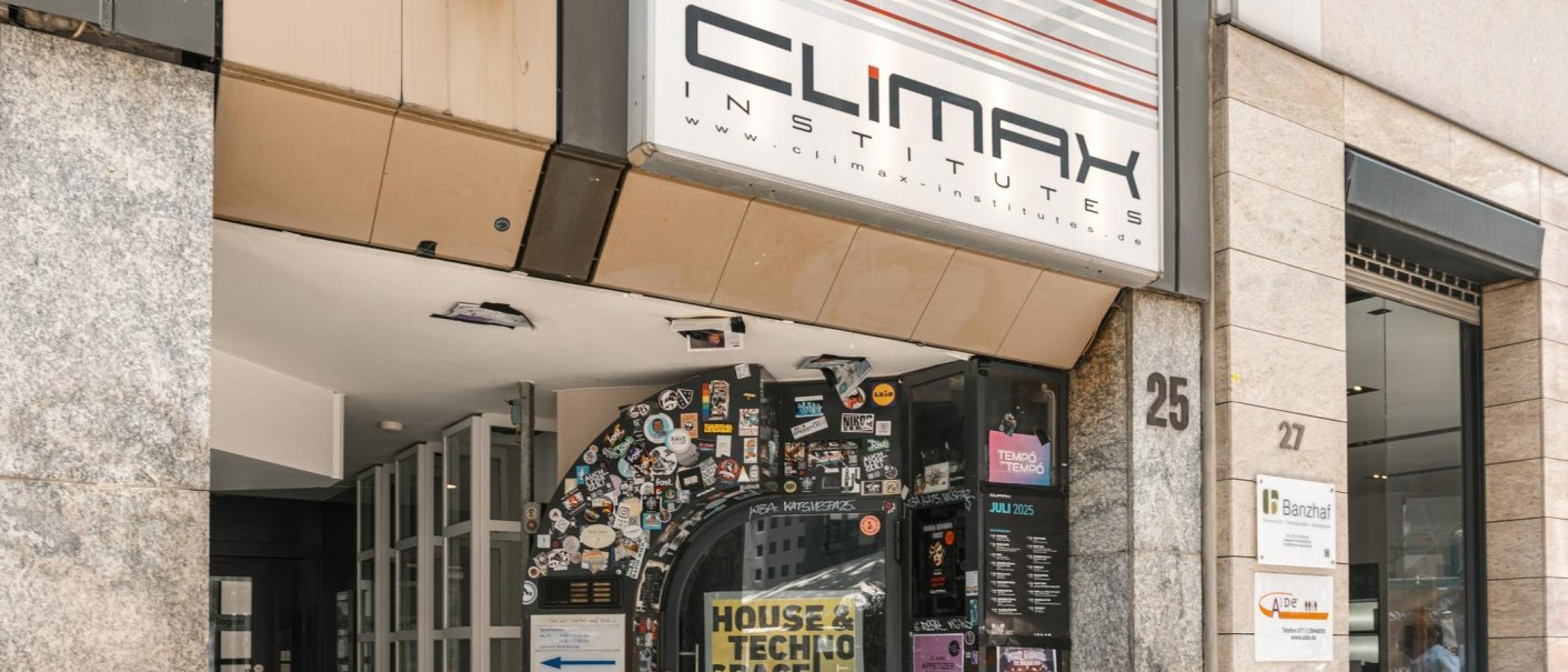 Eingang des Climax Institutes mit vielen Aufklebern und einem Schild mit der Aufschrift 'House & Techno'., © Stuttgart Marketing GmbH, Sarah Schmid