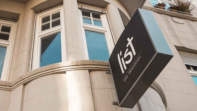 Fassade eines Geb&auml;udes mit gro&szlig;en Fenstern und einem Schild mit der Aufschrift 'list Caf&eacute; Delicatessen'., &copy; Caf&eacute; LIST, Stuttgart
