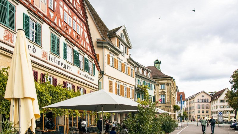 Esslingens Marktplatz mit historischen Fachwerkhäusern und Straßencafés. Menschen flanieren und genießen die Atmosphäre., © Stuttgart-Marketing GmbH, Sarah Schmid Esslingens Marktplatz mit historischen Fachwerkhäusern und Straßencafés. Menschen flanieren und genießen die Atmosphäre., © Stuttgart-Marketing GmbH, Sarah Schmid