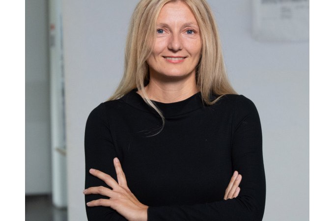 Frau mit langen blonden Haaren in schwarzem Oberteil, lächelnd, mit verschränkten Armen., © Stadt Waldenbuch Frau mit langen blonden Haaren in schwarzem Oberteil, lächelnd, mit verschränkten Armen., © Stadt Waldenbuch