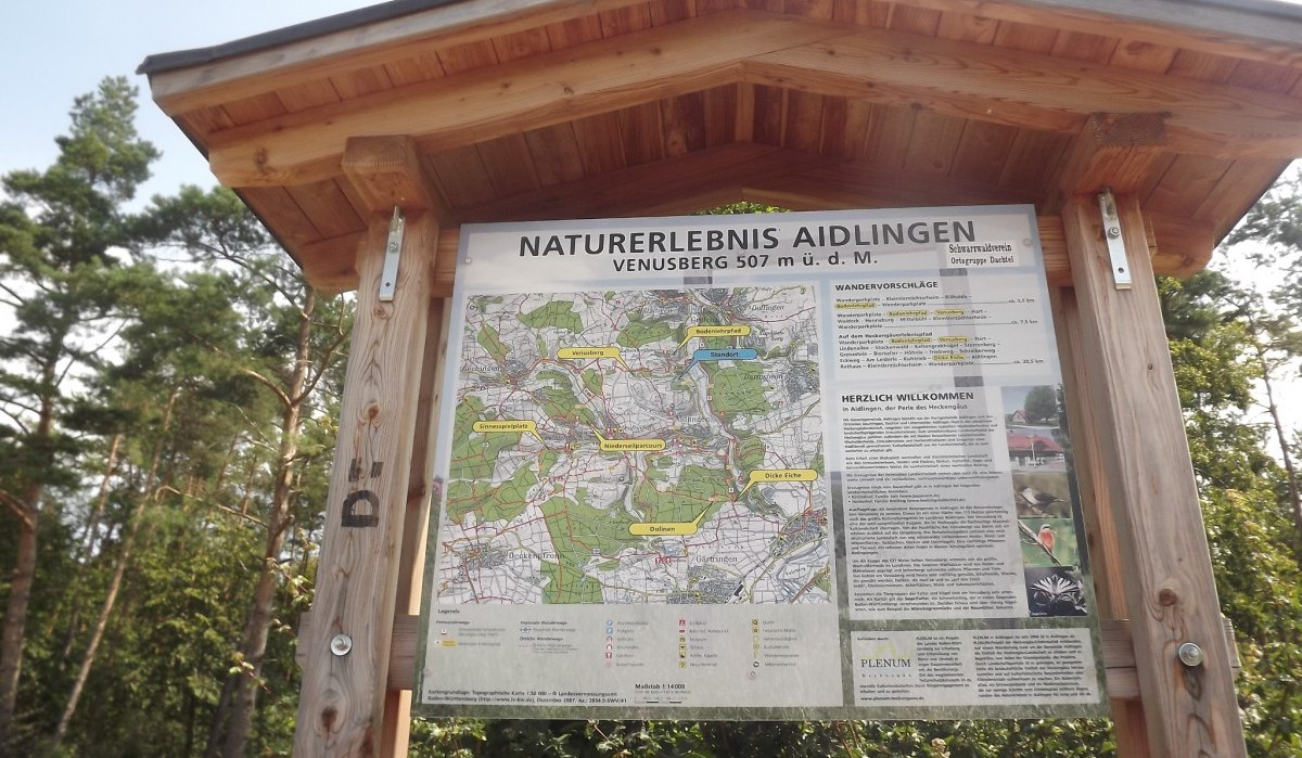 Eine Informationstafel im Wald beschreibt das Naturerlebnis Aidlingen mit einer Karte und Wandervorschlägen., © Natur.Nah. Schönbuch & Heckengäu Eine Informationstafel im Wald beschreibt das Naturerlebnis Aidlingen mit einer Karte und Wandervorschlägen., © Natur.Nah. Schönbuch & Heckengäu