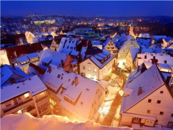 Verschneite Dächer in Waiblingen bei Nacht, beleuchtet von warmem Licht. Die Stadt ist festlich erleuchtet und strahlt eine gemütliche Atmosphäre aus., © WTM GmbH Waiblingen Verschneite Dächer in Waiblingen bei Nacht, beleuchtet von warmem Licht. Die Stadt ist festlich erleuchtet und strahlt eine gemütliche Atmosphäre aus., © WTM GmbH Waiblingen