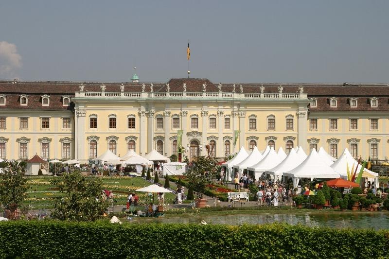 Ein barockes Schloss mit wei&szlig;en Zelten und Menschen im Garten. Die Szene zeigt eine Veranstaltung mit Besuchern und dekorativen Pflanzen., &copy; copyright: Marc Sansone